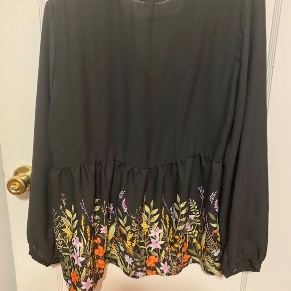 Adorable Old Navy Blouse - Picture 3 of 3